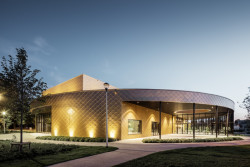 Multifunkční kulturní centrum v belgickém Kapellen obložené hliníkovými šablonami