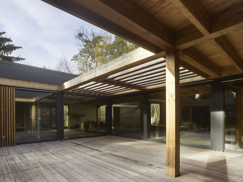 Každá část má svůj vlastní hlavní vchod, sdílí však polouzavřené atrium, které ještě více posiluje poklidnou atmosféru. (Rodinný dům v Kersku, hipposdesign)