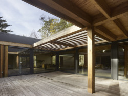 Každá část má svůj vlastní hlavní vchod, sdílí však polouzavřené atrium, které ještě více posiluje poklidnou atmosféru. (Rodinný dům v Kersku, hipposdesign)