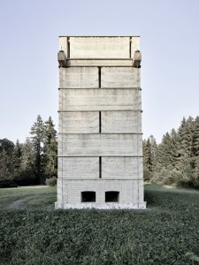 Do výšky má věž 10 metrů, půdorys 13 x 4 m. (věž v Chamsu, Bolthauser Architekten a další)
