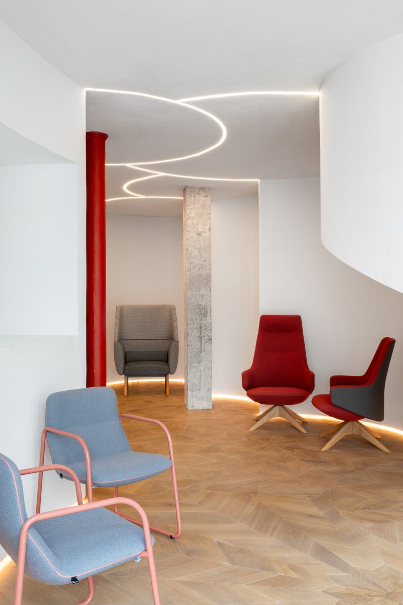 Veškeré sezení v Atelieru Bohemia pochází od české značky LD Seating.