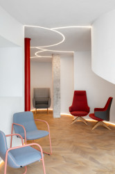 Veškeré sezení v Atelieru Bohemia pochází od české značky LD Seating.