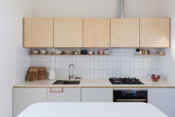 Navzdory  tomu, že se v kuchyni nenacházejí okna, působí vzdušným dojmem. (Byt ve Vršovicích, Schwestern)