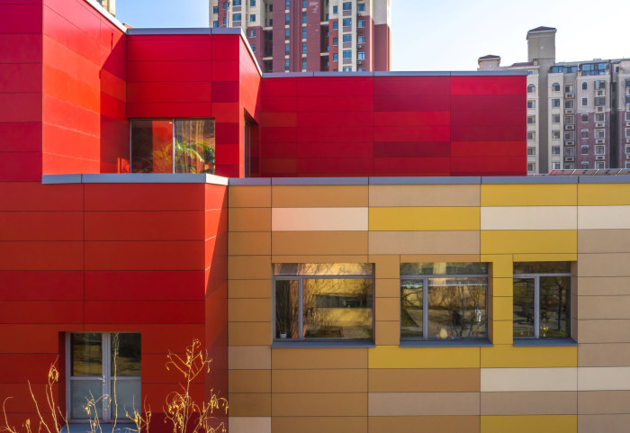 Mezinárodní škola v Tianjinu v Číně s fasádou z vláknocementových panelů Largo Swisspearl Planea a  Largo Swisspearl Carat.