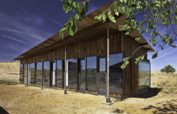 Jeden z domů v rezervaci Navajo, postavený pro Lorraine Nakai. 