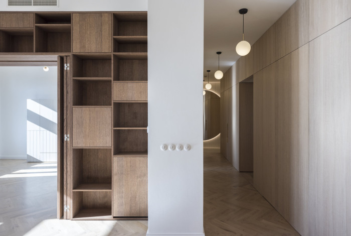 DEVOTO realizovalo interiérové vybavení rekonstrukce secesního bytu na Masarykově nábřeží (martin cenek architecture)