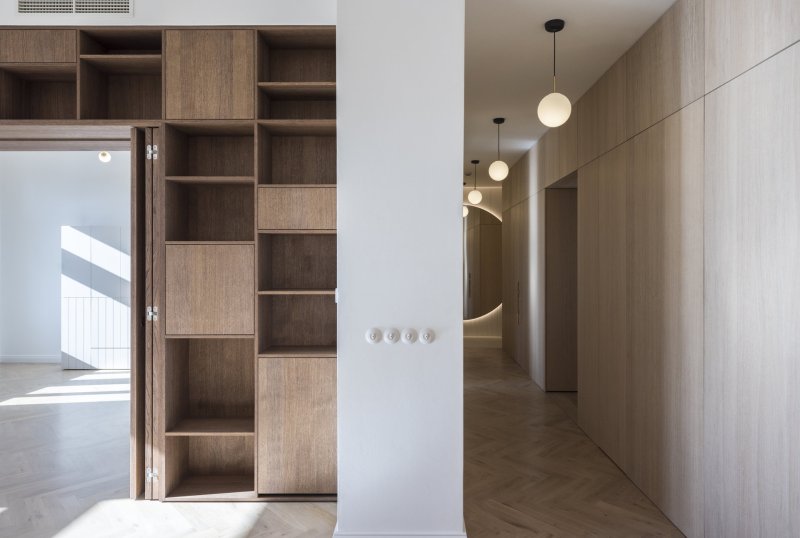 DEVOTO realizovalo interiérové vybavení rekonstrukce secesního bytu na Masarykově nábřeží (martin cenek architecture)