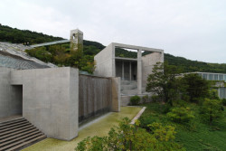 Celou stupňovitou zahradou protéká kaskáda s nepřetržitě tekoucí vodou