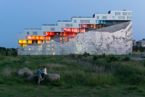 Další kodaňský parkovací dům, který neslouží jen parkování, navrhlo studio BIG – mimo jiné vítěz soutěže na novou budovu Vltavské filharmonie. Stojí v moderní kodaňské čtvrti Ørestad, jež nabízí blízkost městského života, ale i klid zeleného předměstí.