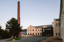 Jedním z nich je komín. (Rekonstrukce přádelny v Kežmarku; BEEF Architekti)