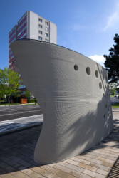 Přístřešek byl vytištěný ve Žďáru nad Sázavou.