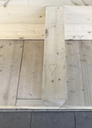 „Líbí se mi, jak snadno lze do měkkého dřeva vyrýt třeba srdce,“ citují architekti dojmy cestujících. (Autobusové nádraží Umeå Vasaplan, Wingårdhs + WSP)