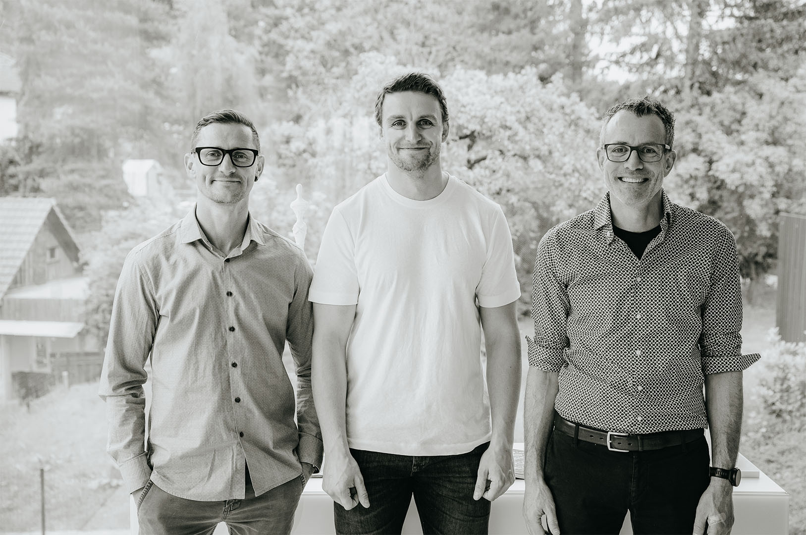 Technologii oken švýcarské firmy Air-lux Technik AG přibližuje její majitel Lukas Knechtle (vpravo), ředitel pro mezinárodní trhy Roman Büchler (vlevo) a Dalibor Arnold (uprostřed) z české firmy Arnold 1990, která air-lux v České republice zastupuje.