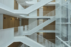 Vnitřní atrium se schodišti (Bytový dům Oliva, A69 architekti)