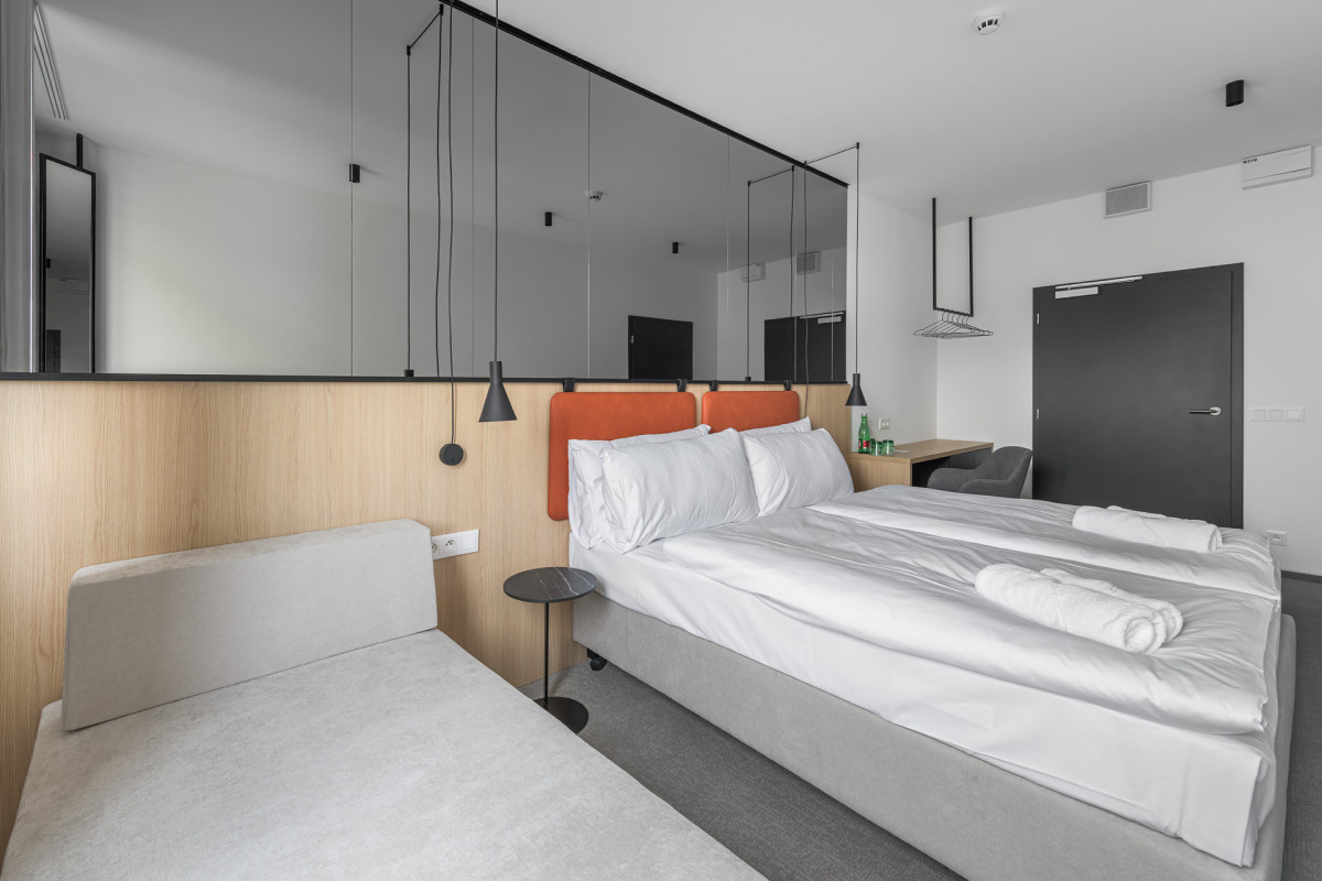 Hotel má 108 pokojů.
