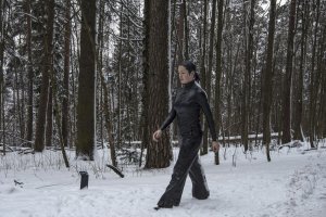 Sean Henry, Kráčící žena. Lokace: Oslo, Ekebergparken 2010 - foto
