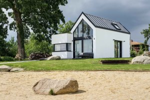 Boq architekti - Dům u rybníka: Stavba má bezprostřední kontakt s rybníkem