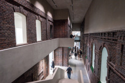 Ve středu 18. září budou v Hradci Králové přednášet v rámci kolokvia slavní architekti Robert Konieczny z Polska s Ján Studený ze Slovenska.