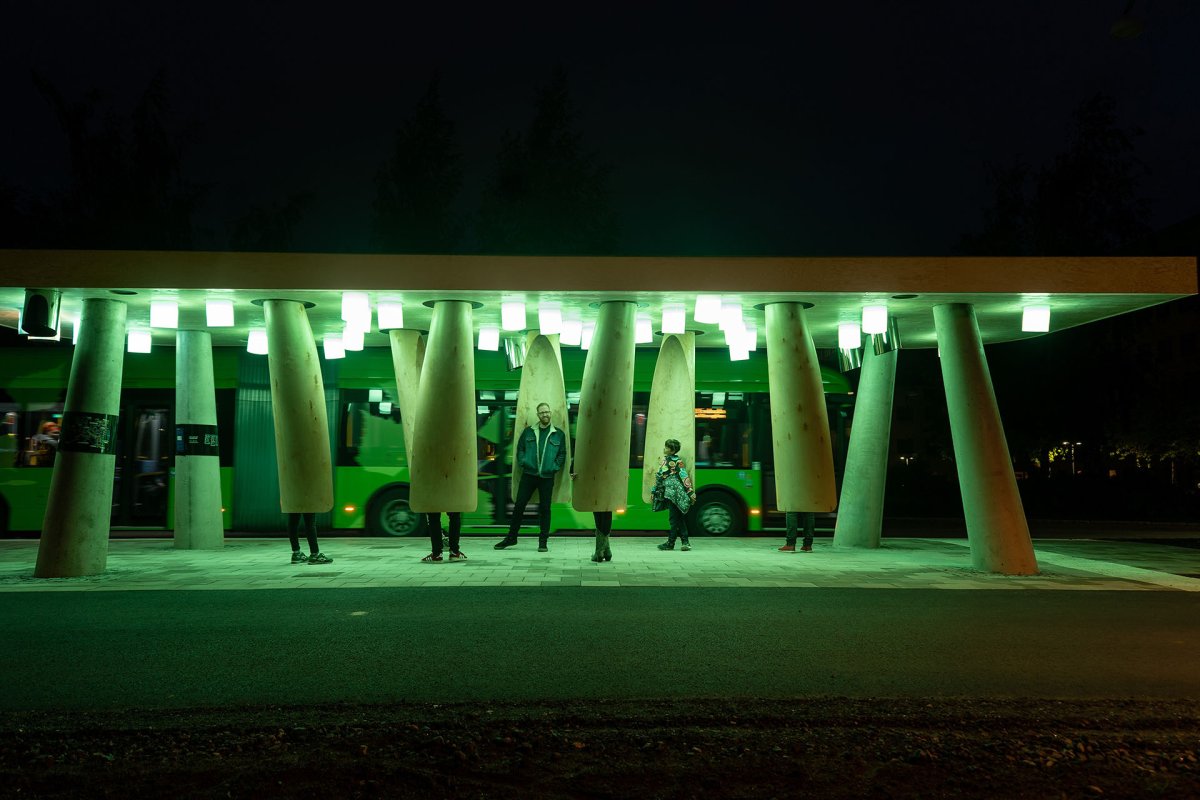 Závěsné skořepiny umožňují cestujícím relaxovat a chrání je před větrem. (Autobusová zastávka Umeå Universum, Rombout Frieling lab + RISE)