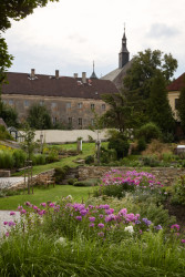 Kořeny zahrady sahají až do 18. století, kde zde byla barokní zahrada Černínů. Krajinářský Ateliér Za Mák na její tehdejší podobu navázal. (Krafferova zahrada v Jindřichově Hradci od matěj šebek architekti a Ateliér Za Mák)