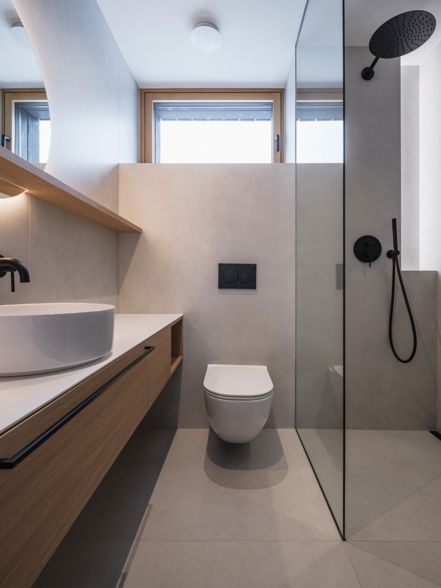Koupelna (Přízemní dům s fasádou z opalovaného dřeva; Luni architekti)