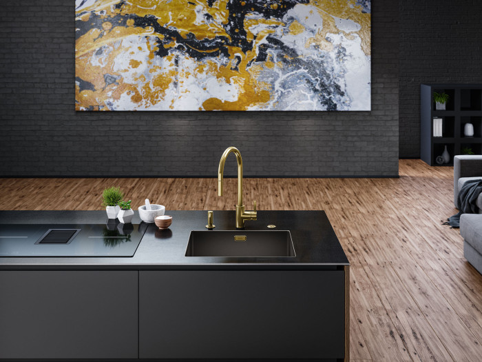 Kuchyňská baterie EOS NEO včetně doplňků v podobě dávkovače saponátu ATLAS NEO, easy click ovládání výpusti a hranatého přepadu. Vše provedení celonerez zlatá s povrchovou úpravou PVD.