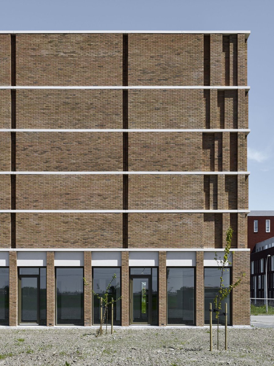 Městský Archiv Delft, Office Winhov, Gottlieb Paludan Architects: Reliéf na fasádě rozehrává dynamickou hru světla a stínu, měnící se v závislosti na orientaci slunce