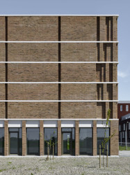 Městský Archiv Delft, Office Winhov, Gottlieb Paludan Architects: Reliéf na fasádě rozehrává dynamickou hru světla a stínu, měnící se v závislosti na orientaci slunce