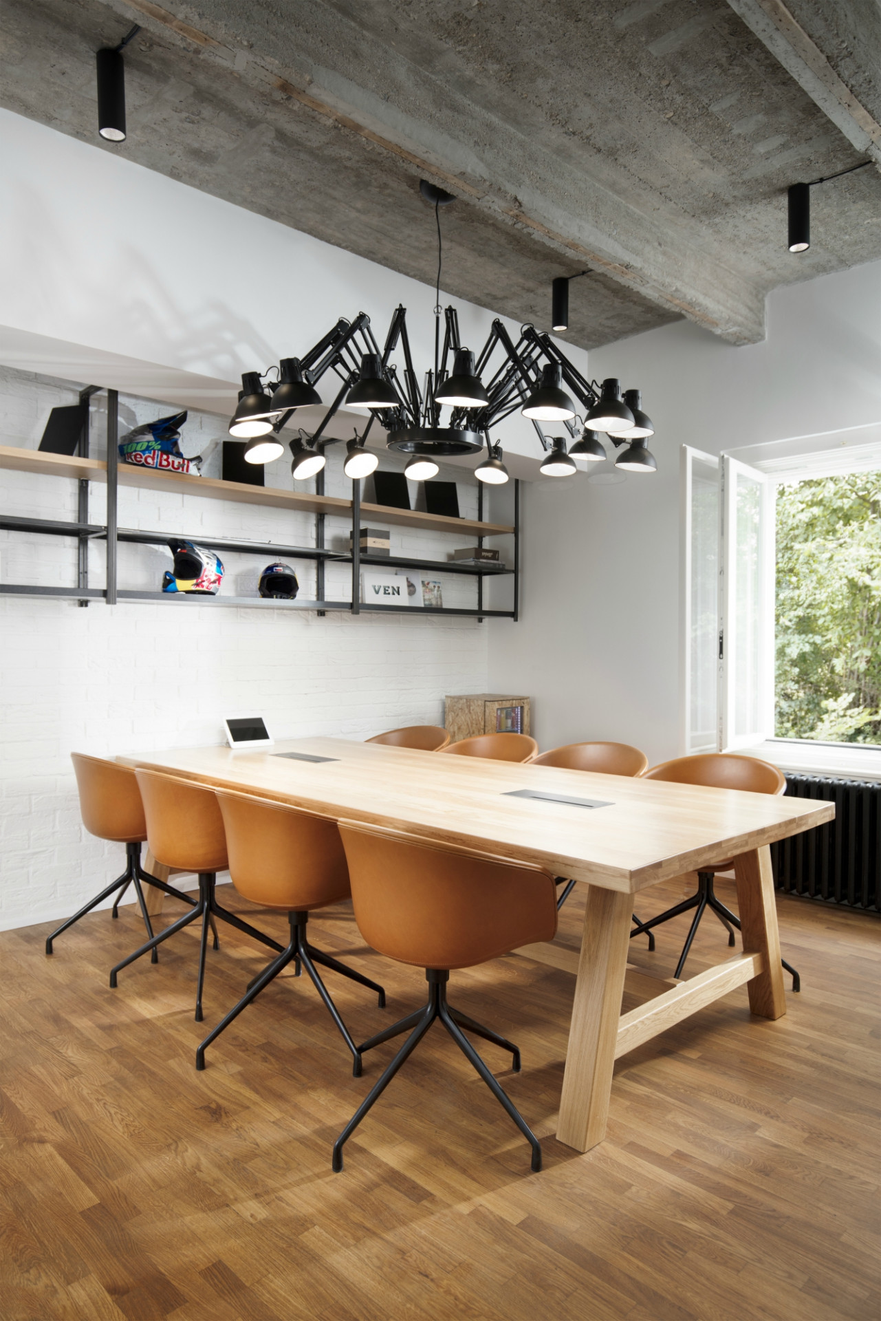 Redesign kaceláří Redbull, přízemí - zasedací místnost, Kunc Architects,