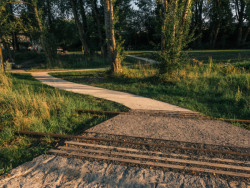 Na staré koleje i návěstidla tady narazíte i po přeměně dlouho nevyužívaného prostoru na park. (Park U Vody v Praze-Holešovicích, YYYY)