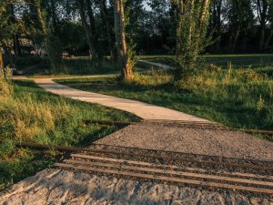 Na staré koleje i návěstidla tady narazíte i po přeměně dlouho nevyužívaného prostoru na park. (Park U Vody v Praze-Holešovicích, YYYY)