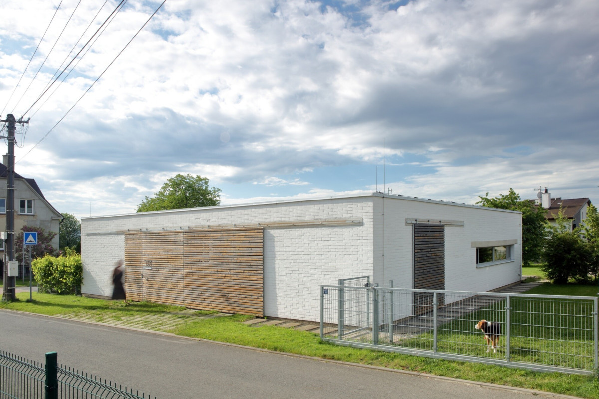 Dům pro dva architekty a jejich děti. Vznikl na místě cihlového domu po praprababičce. (Rodinný dům Polanka nad Odrou; bydloarchitekti)