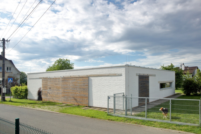 Dům pro dva architekty a jejich děti. Vznikl na místě cihlového domu po praprababičce. (Rodinný dům Polanka nad Odrou; bydloarchitekti)