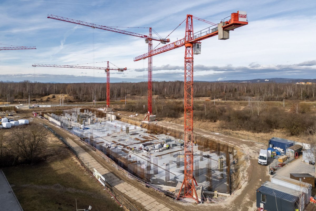 V lukrativní rezidenční oblasti Českých Budějovic roste bytový dům Byty 4 Dvory. (Průběh realizace - únor 2024)