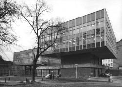 Skutečným unikátem je však konstrukční systém. Budovy mají formu „superstruktury, kdy jsou na střední podnož, která probíhá až do úrovně střechy, zavěšena dvě přesahující patra,“ uvádí se ve stavebně historickém průzkumu. 