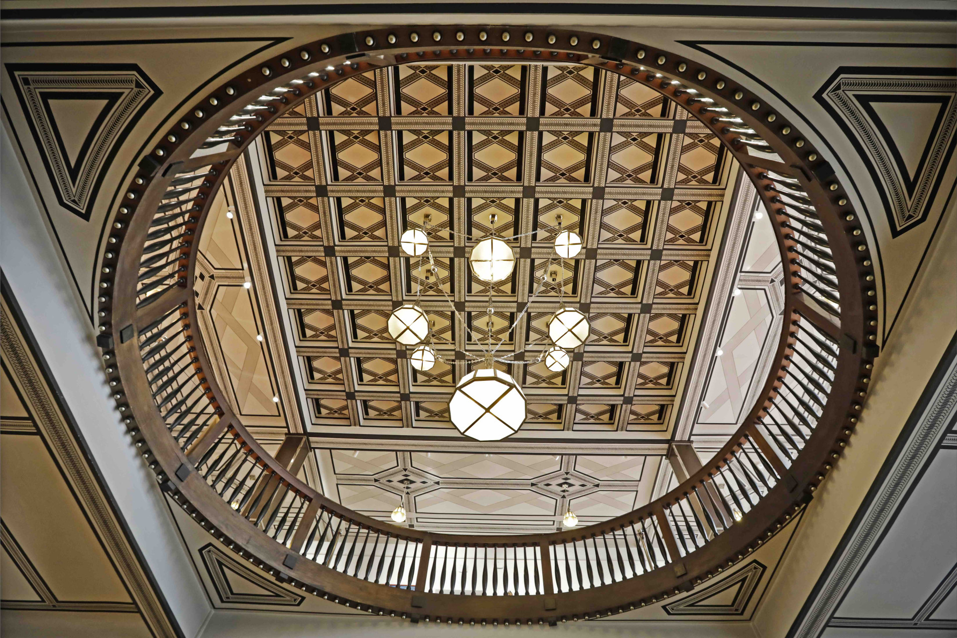 Lustr od Josefa Gočára dominuje dvoupatrové hale