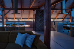 Detaily na míru - například vinotéka ve tvaru stromu. (Tak design, byt pod Ještědem)