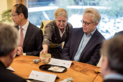 Darja Kawasumiová v zenovém domku Miyabi s Johnem Muchou