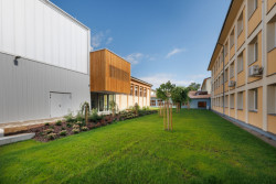 Tělocvična v Kobeřicích doplnila starou školní budovu