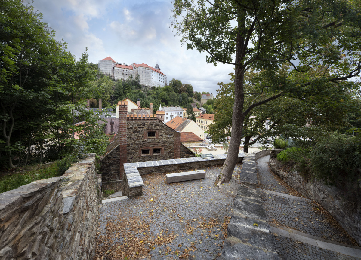 Po intervenci studií Steiner a Malíková krajinářští architekti a Roman Brychta Architekti se proměnil v příjemný a poetický plácek, kudy se dá procházet i posedět. "Vznikl nový prostor pro každodenní život lidí i živočichů, založený na přírodě blízkém prostředí," oceňuje porota ČCA.