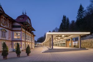 Obnovená kolonáda v lázních Luhačovice od architekta Oskara Poříšky. Foto: RAKO