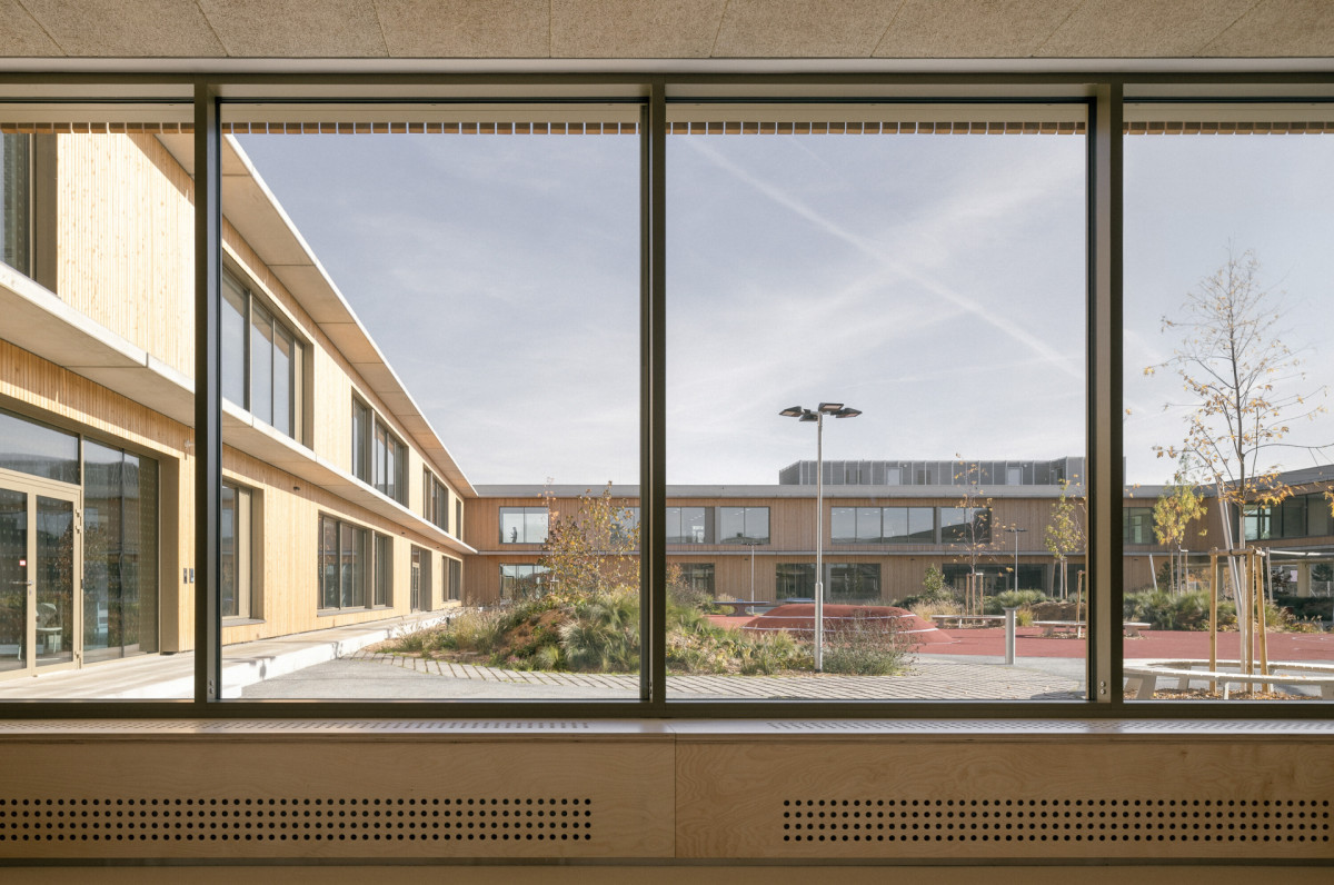 Kolem dvora vede prosklená chodba jako jakýsi ambit. (Nová škola LOŠBATES; SOA architekti)