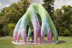 „Klenutá vrba“ Marca Fornese je podle jeho slov architektonická pošetilost zkoumající odlehčené samonosné skořepiny. Cílem projektu bylo vyřešit a definovat strukturu, kůži a ornament v jednotném systému. Povrch realizovaného pavilonu je formulovaný prostřednictvím výrobní strategie navazujících destiček složených do strukturální subtilní konstrukce.