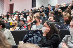 Premiéra filmu Trochu poučnej barák o budově Fakulty architektury ČVUT v Praze