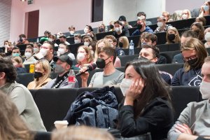 Premiéra filmu Trochu poučnej barák o budově Fakulty architektury ČVUT v Praze