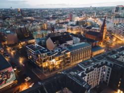 Bytový soubor v Building Community Kurfürstenstrasse 142 v Berlíně, který tvoří šest do sebe zaklesnutých objemů