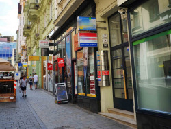 Vizuální smog ve veřejném prostoru – Brno. Foto: Veronika R. Fullerová