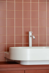 BY architects navrhli v areálu Nuselského pivovaru coworkingový prostor MIMAMI, kam koupelnové vybavení dodal Ravak. (Coworkingový prostor MIMAMI BY architects)