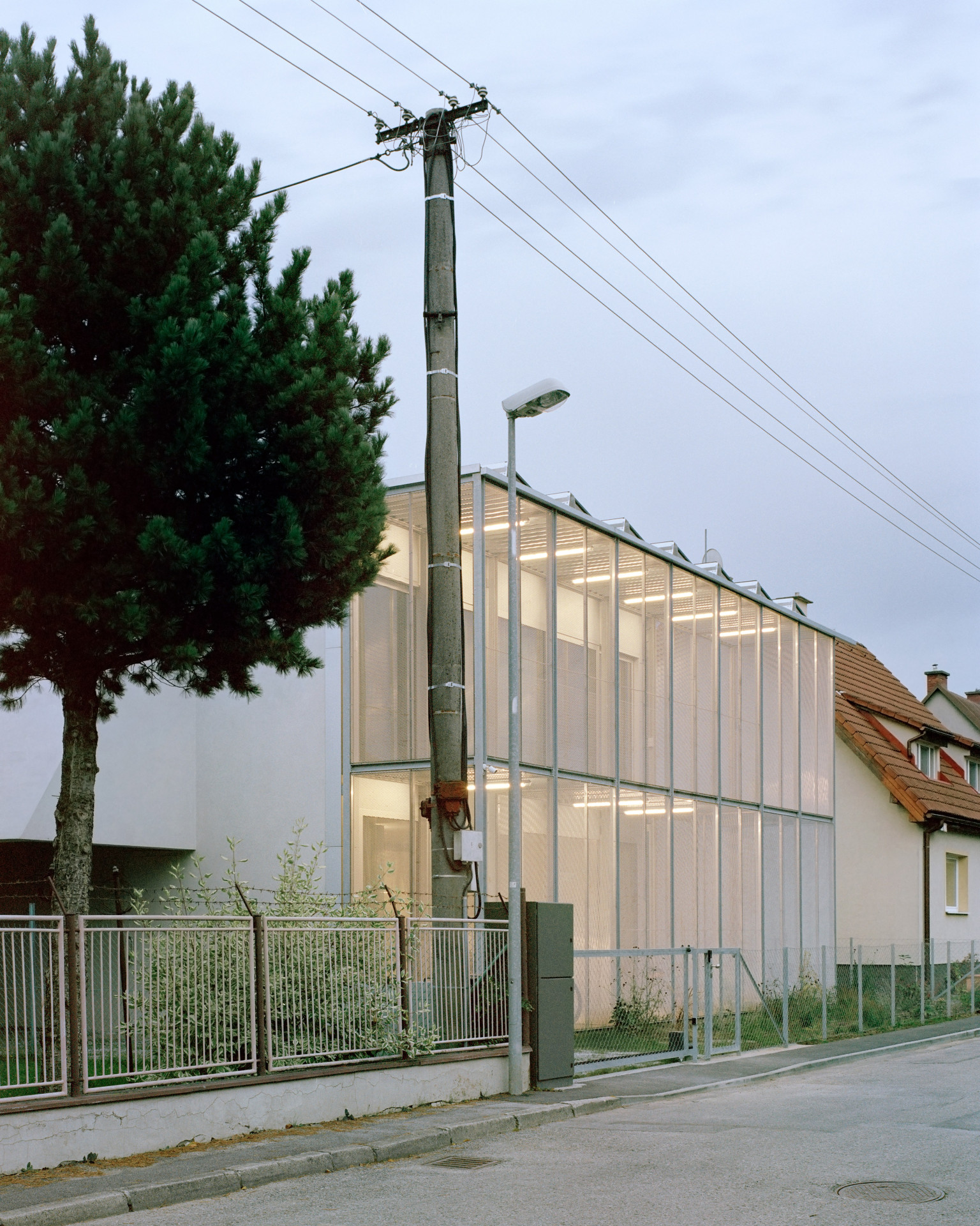 Vila Bôrik, PLURAL, LABAK - Do ulice se vila obrací západní „účelovou fasádou“ z tahokovu