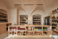 Své místo tu má i prodejna vína. (Alma, 
Neuhäusl Hunal)